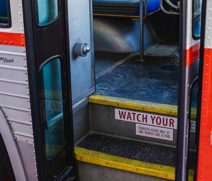 চলন্ত বাস থেকে নামতে কোন পা আগে দিব?